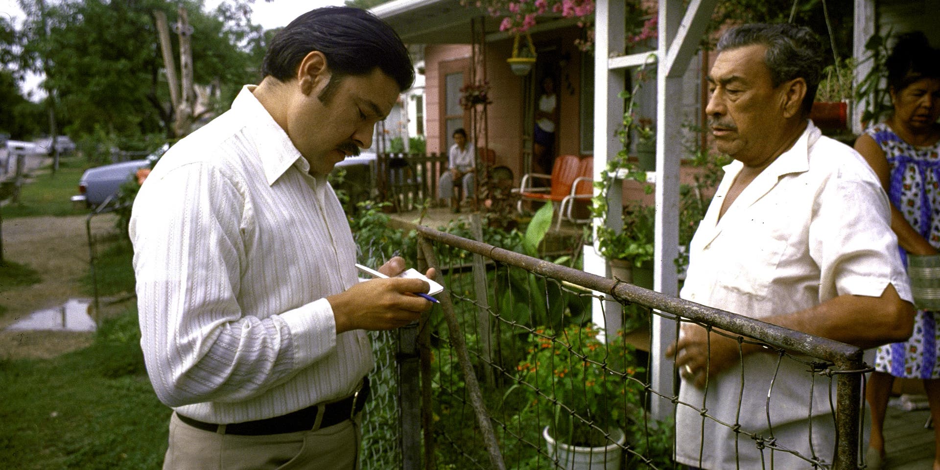 Willie Velásquez (left) speaking with a potential new voter (right)